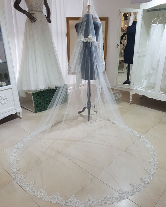 Anticipo Mantilla corte cascada, encaje L, en longitud catedral hecho a mano by Cecy M. $6,480 mxn