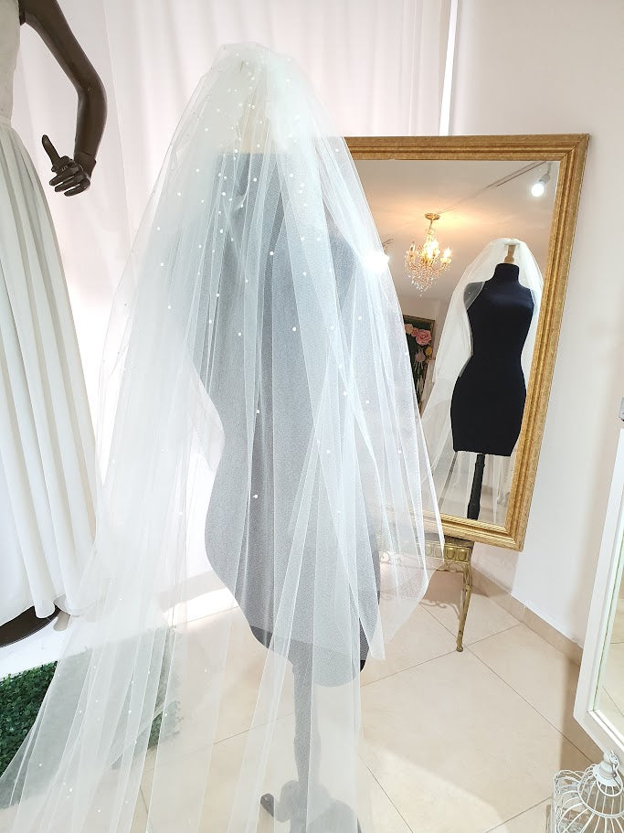 Anticipo Velo en tul , corte cascada con perlas, longitud catedral + 80 centímetros, hecho a mano by Cecy M. $2,390 mxn