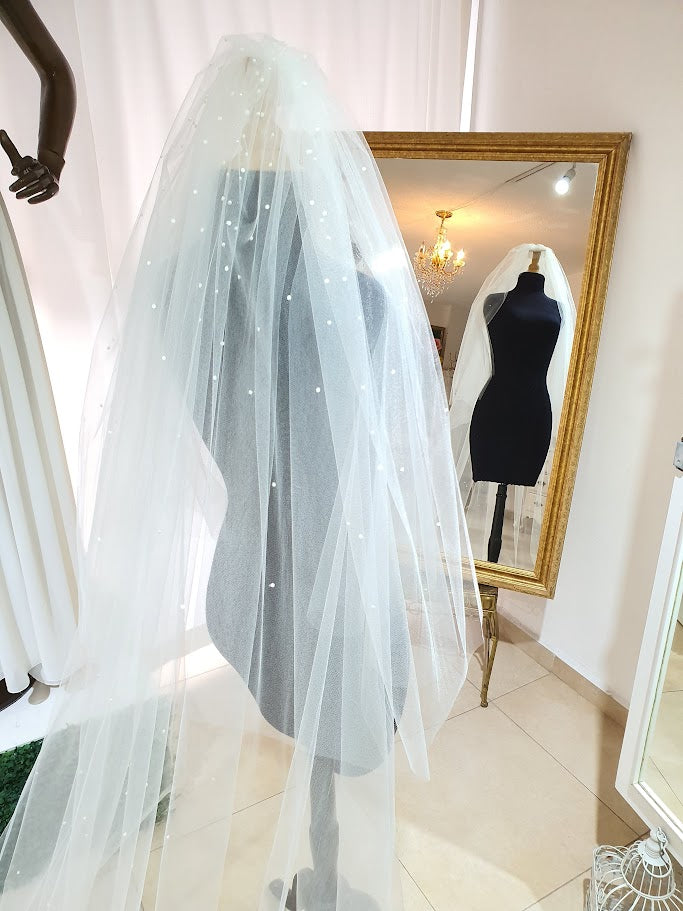 Anticipo Velo en tul , corte cascada con perlas, longitud catedral + 80 centímetros, hecho a mano by Cecy M. $2,390 mxn