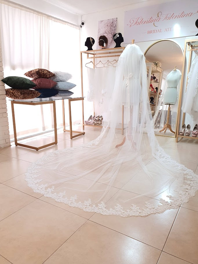 Anticipo Mantilla corte tradicional, encaje XL, longitud catedral hecha a mano by Cecy M. $7,980