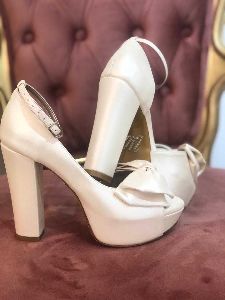 zapato blanco de tacón ancho