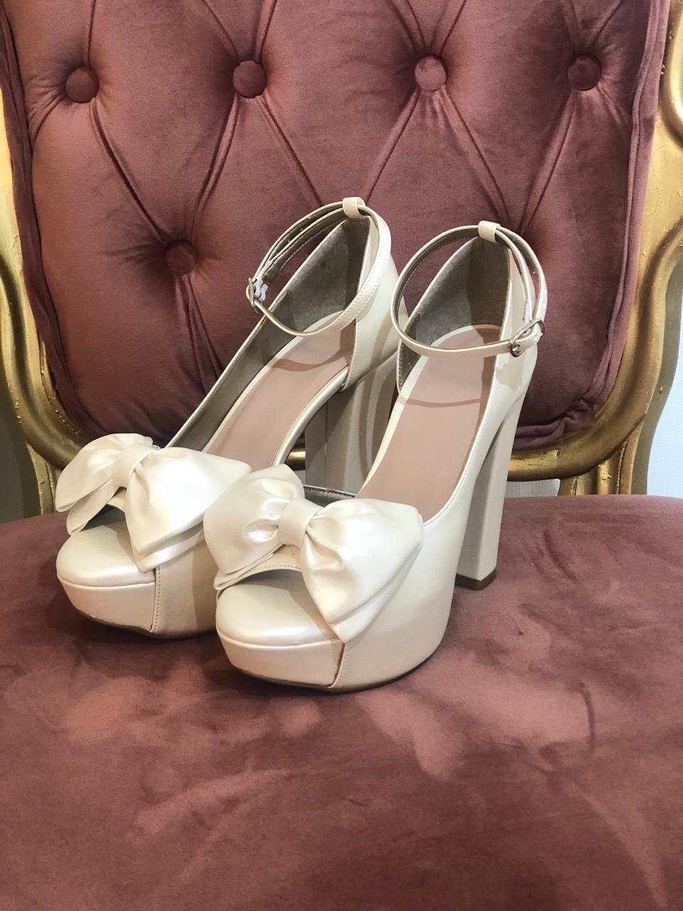 zapato blanco con moño
