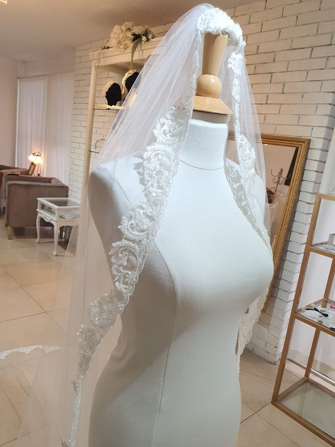 Anticipo Mantilla corte tradicional, longitud catedral , encaje M, hecha a mano by Cecy M. $4,190 mxn