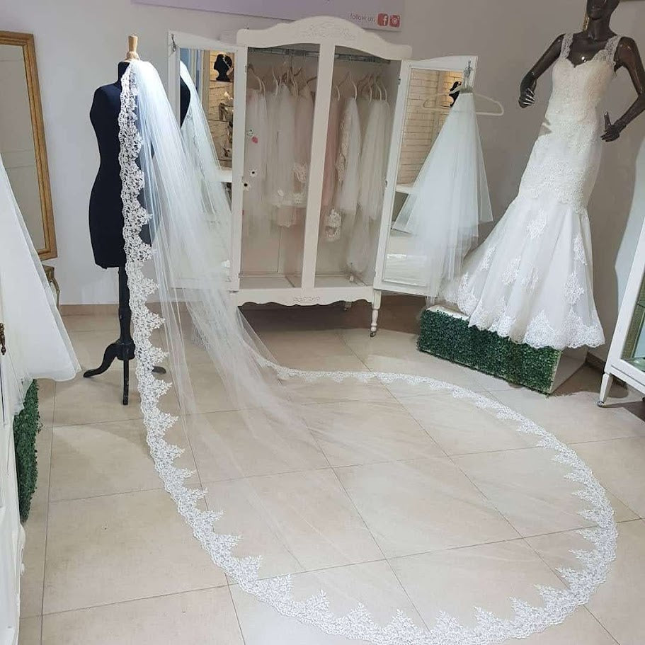Anticipo Mantilla corte tradicional, encaje XL, longitud catedral hecha a mano by Cecy M. $7,980