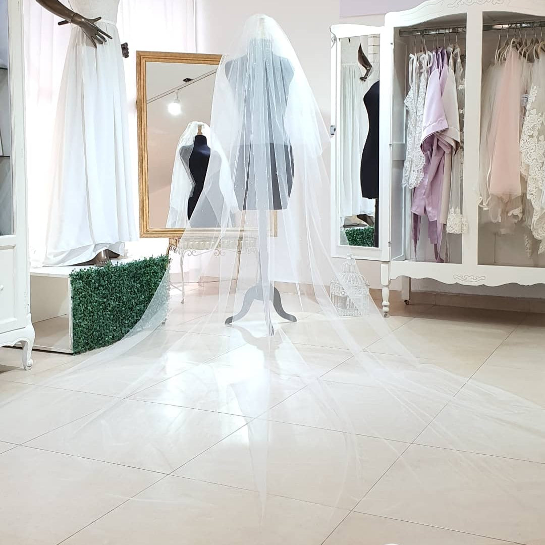 Anticipo Velo en tul , corte cascada con perlas, longitud catedral + 80 centímetros, hecho a mano by Cecy M. $2,390 mxn