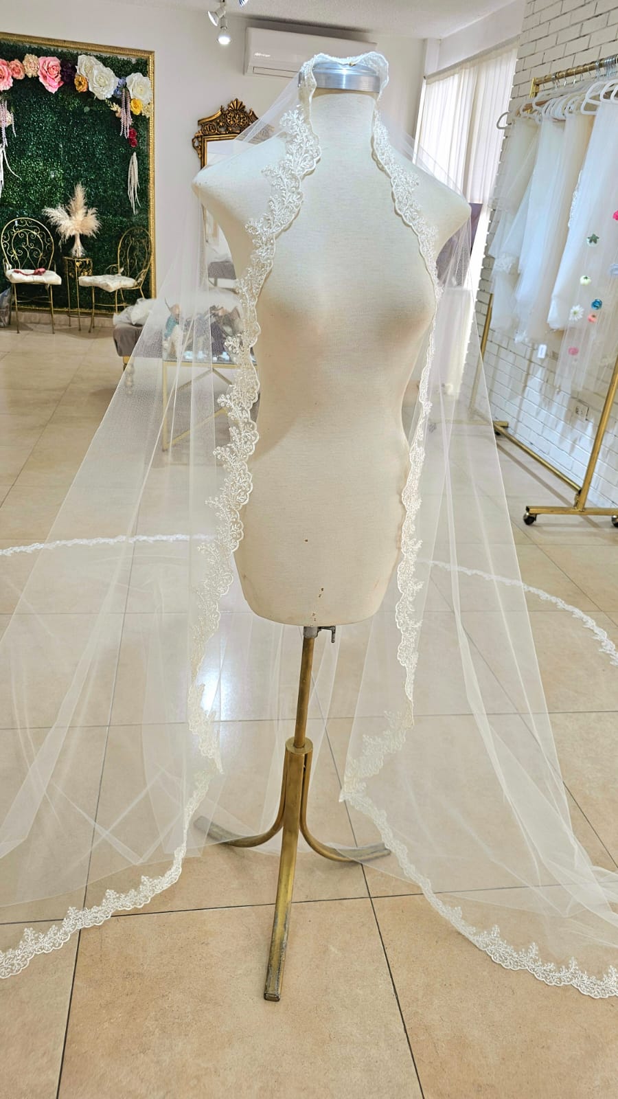 Anticipo Mantilla de Novia Corte Virgen Encaje M – Longitud Catedral |  Hecha a Mano por Cecy M.