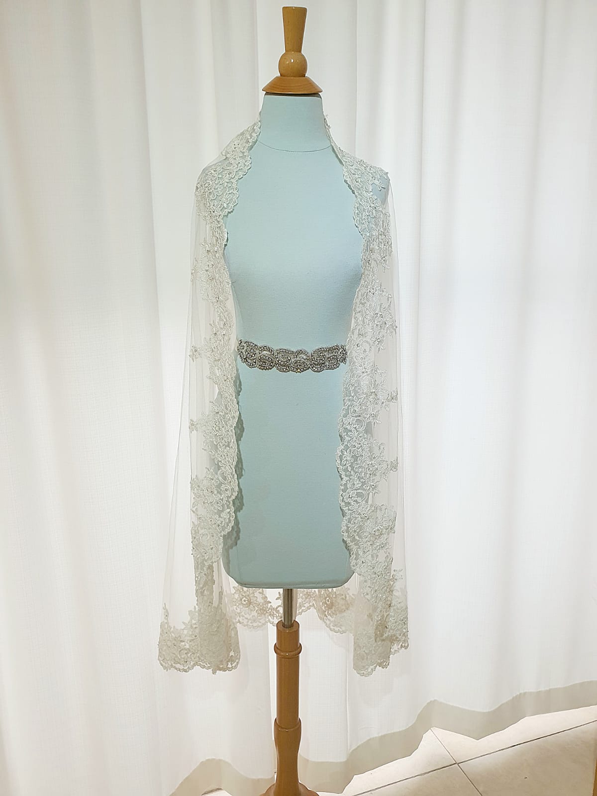 Anticipo Mantilla corte tradicional, encaje L, longitud 100 centímetros, hecha a mano by Cecy M. $2,290 mxn