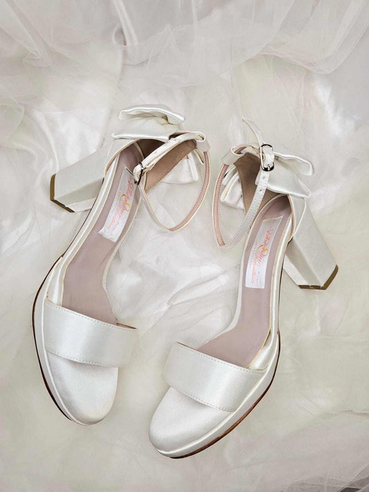 zapato de novia de tacón bajo color blanco