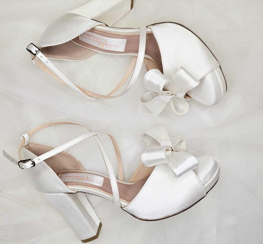 zapato blanco con moño