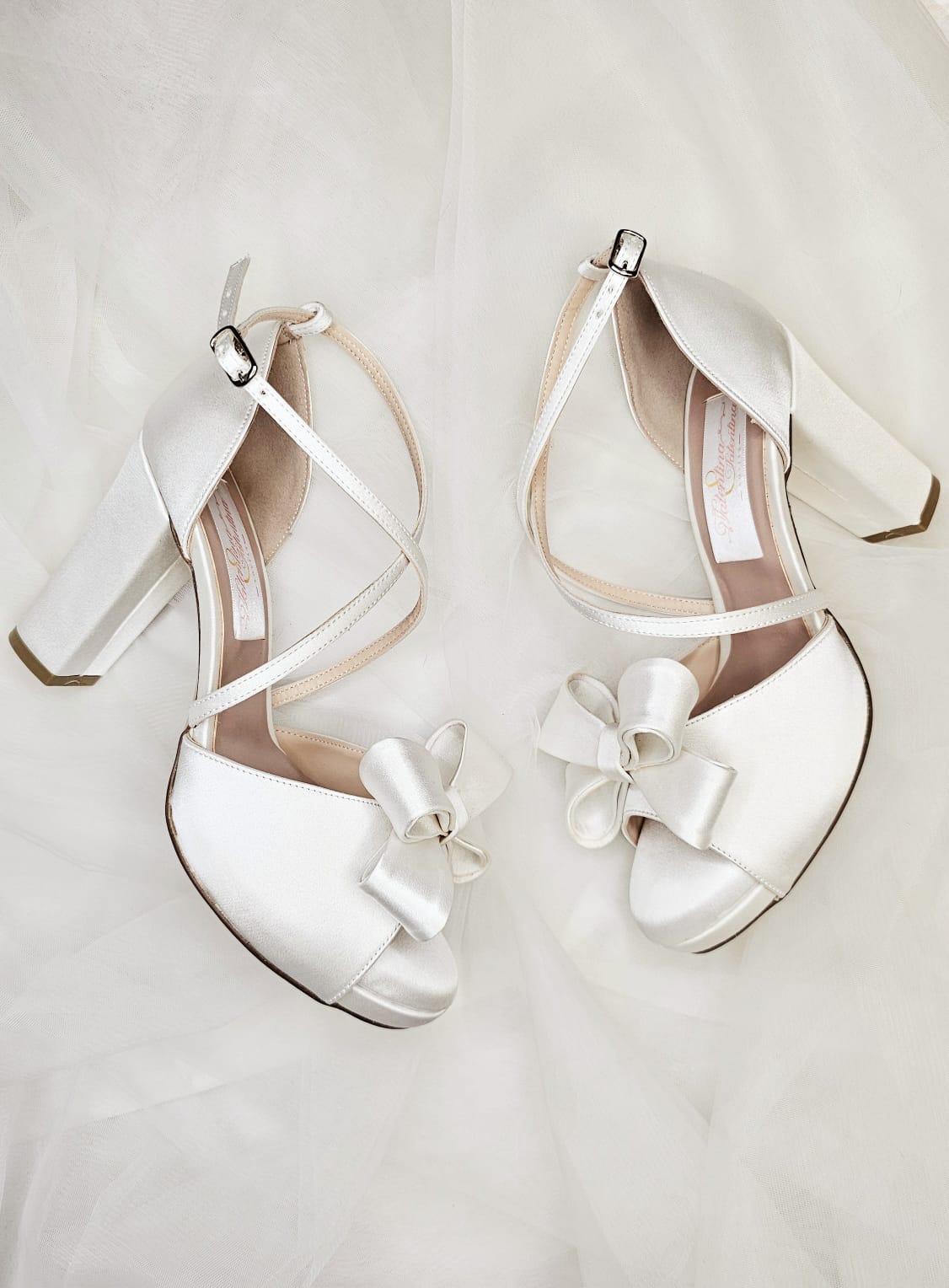 zapato blanco satinado con moño