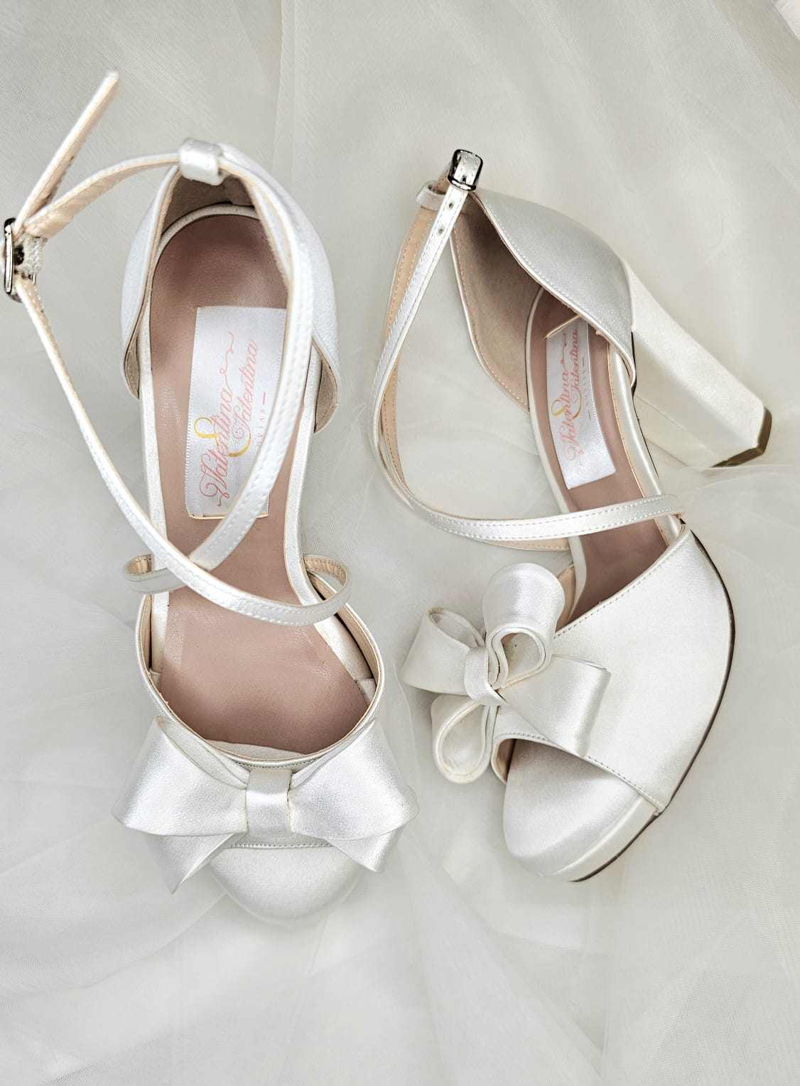 zapato blanco con tacon ancho