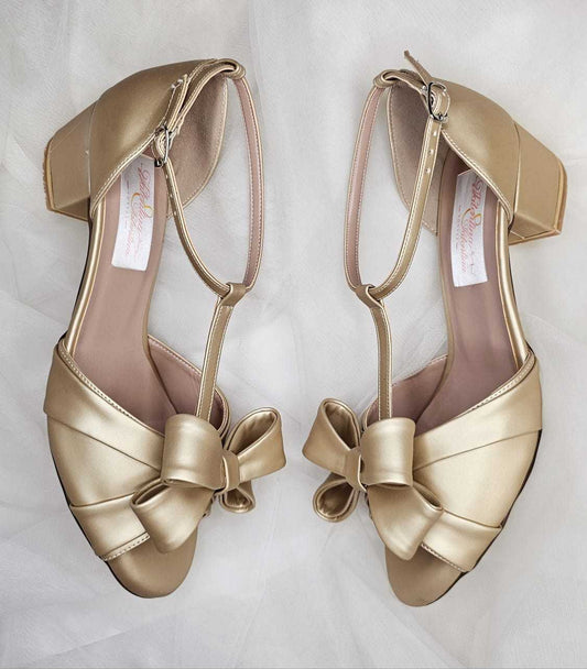 zapato dorado con moño