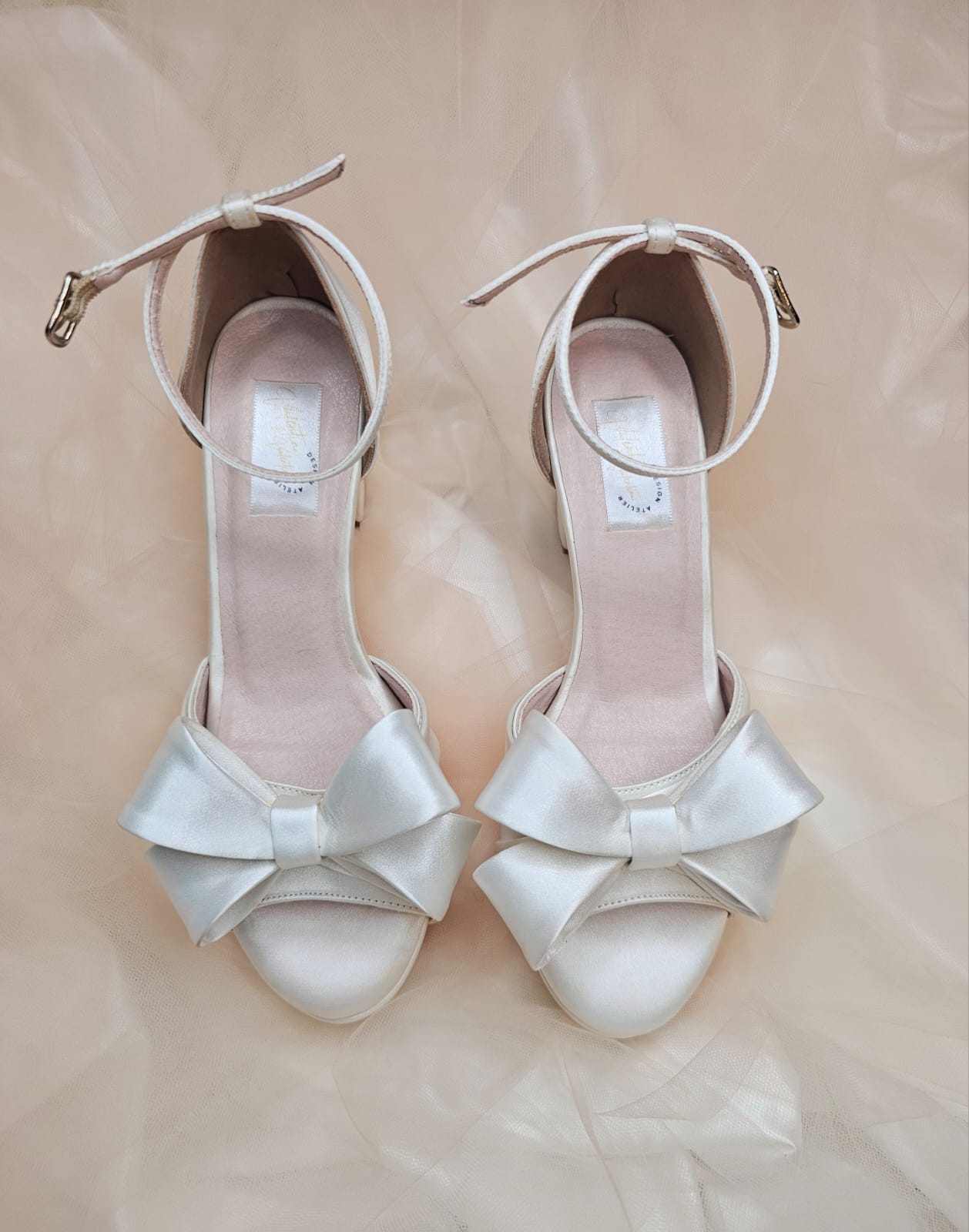 zapato para bodas con moño blanco