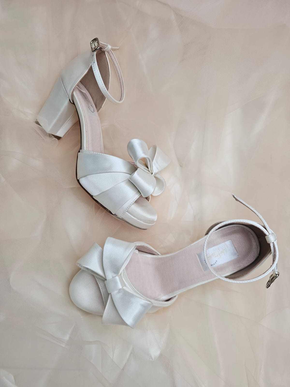 zapato para bodas con moño blanco