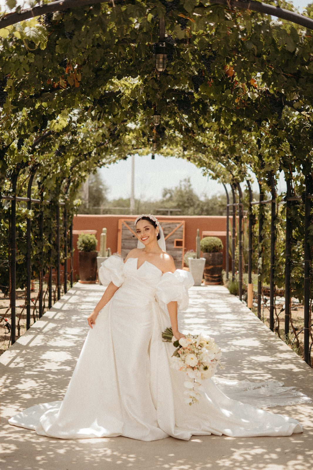 Vestido de Novia Camila Gown Train, & Bow LR16 MTY VENDIDO