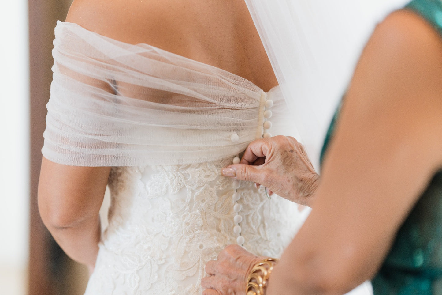 vestido de novia con botones en la espalda