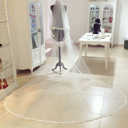 Anticipo Mantilla corte cascada, encaje S, en longitud catedral hecho a mano by Cecy M. $4,980