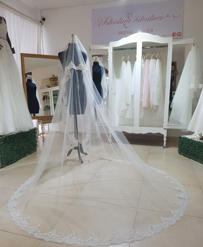 Anticipo Mantilla corte cascada, encaje L, en longitud catedral hecho a mano by Cecy M. $6,480 mxn