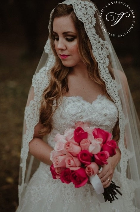 Anticipo Mantilla corte virgen, encaje L, longitud  catedral hecha a mano by Cecy M. $5,780 mxn