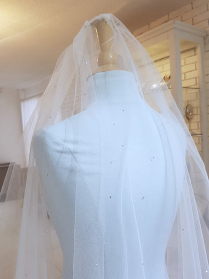 Anticipo Velo de novia en tul , corte cascada con cristales, longitud 60 y 90 centímetros, hecho a mano by Cecy M. $1,880 mxn
