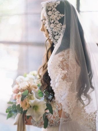 Anticipo Mantilla en tul de novia mate, longitud 90 centímetros, corte virgen, encaje L, hecha a mano by Cecy M. $2,980 mxn