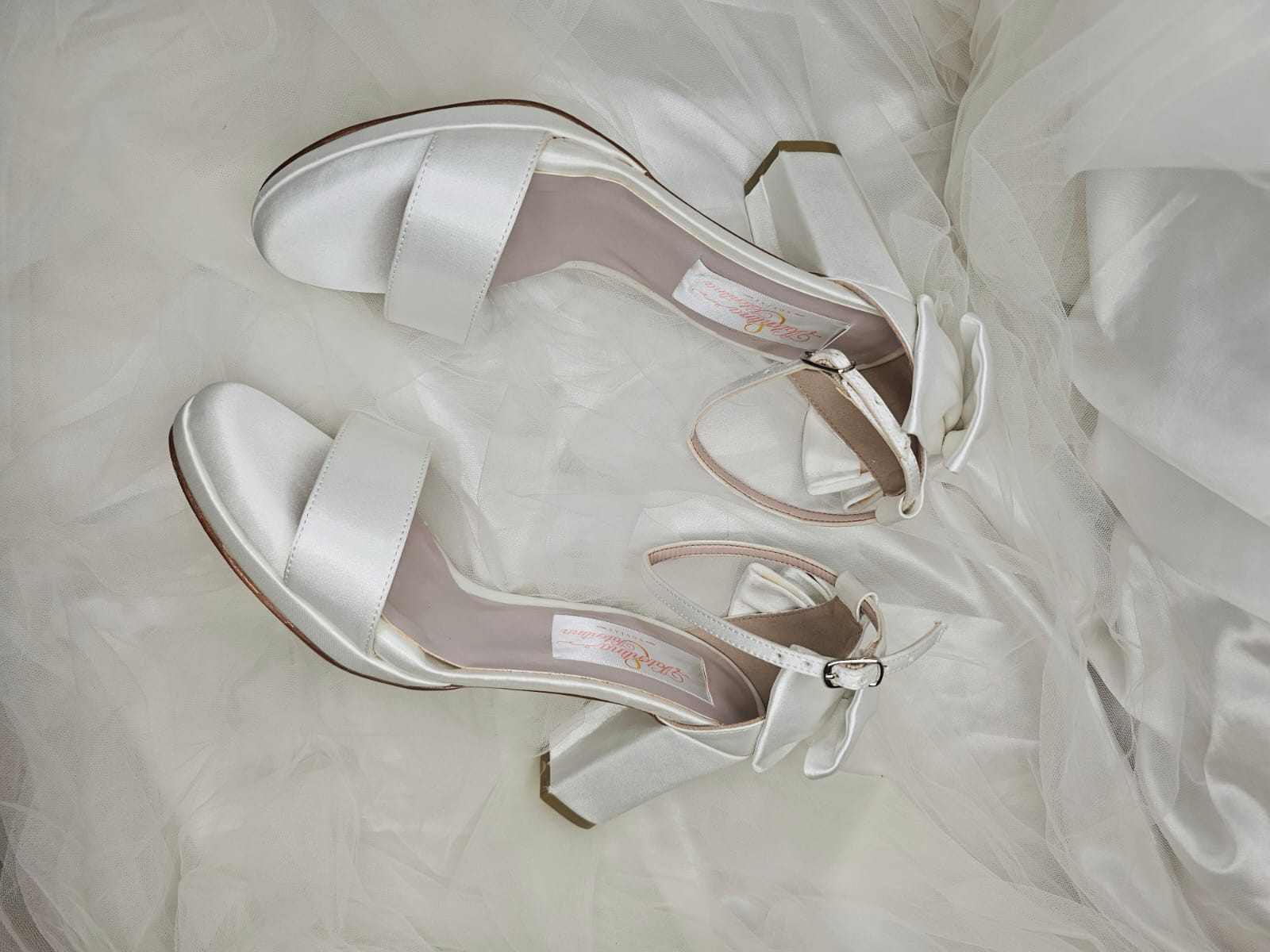 zapato de novia de tacón bajo color blanco