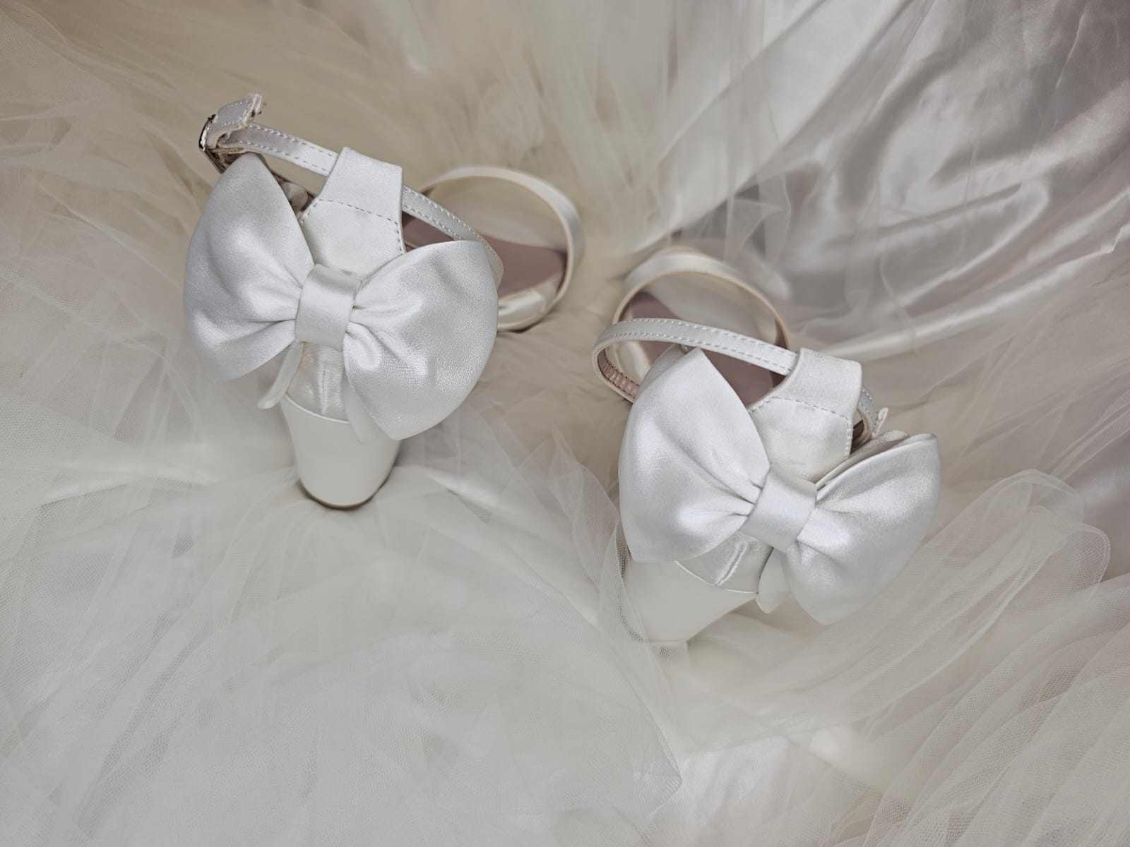 zapato de novia de tacón bajo con moño