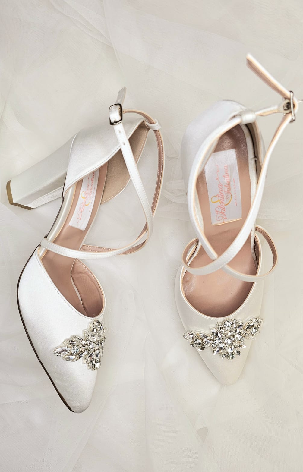 zapato de punta blanco con pedrería