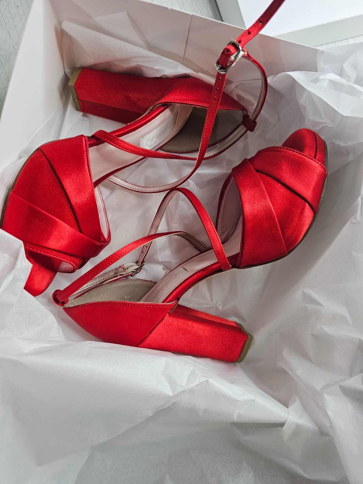 zapato rojo satinado para novia