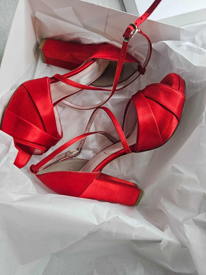 zapato rojo satinado para novia
