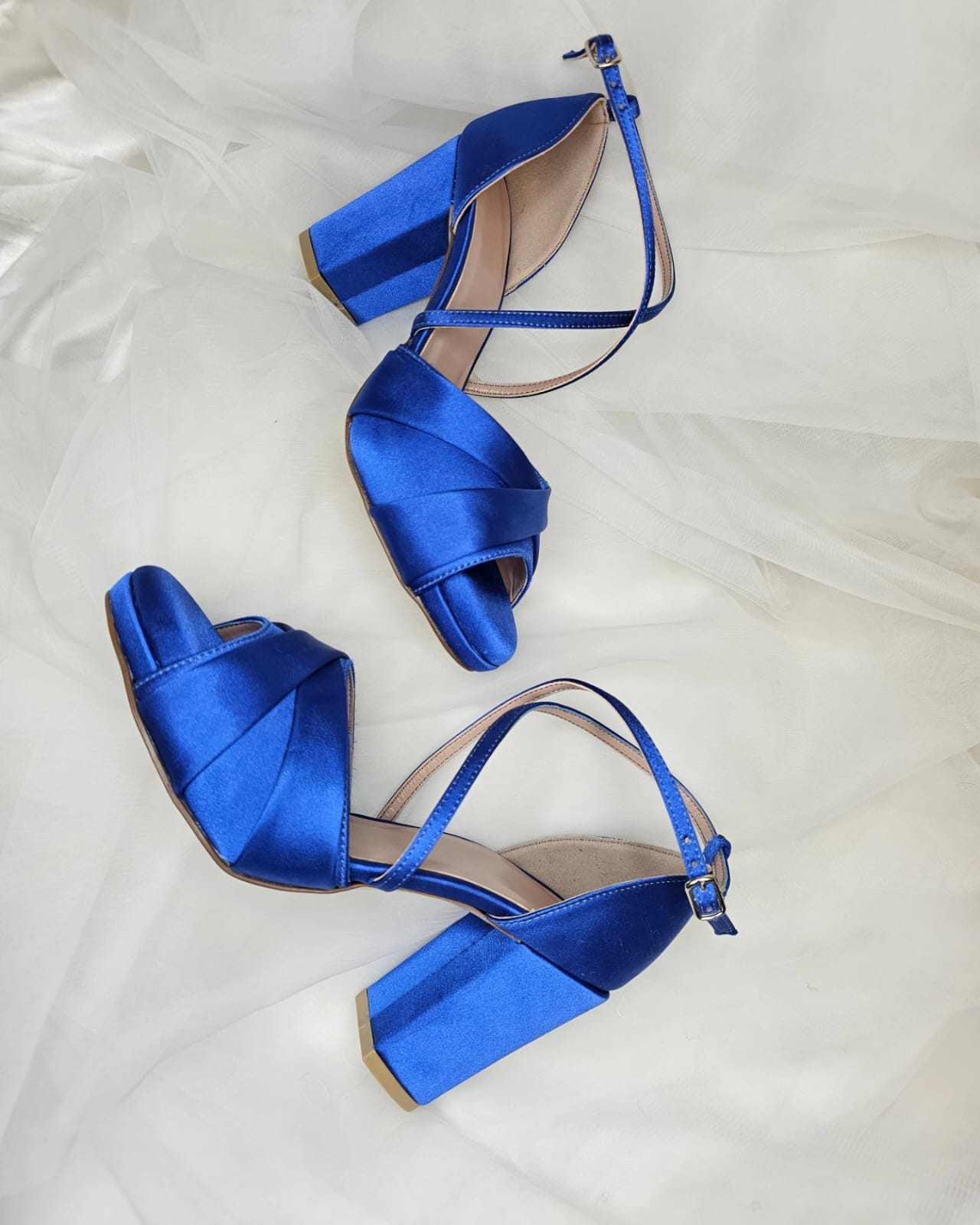 zapato azul rey tacón bajo