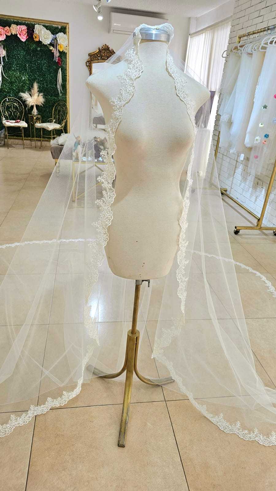 Anticipo Mantilla de Novia con Encaje S | Corte Virgen | Longitud Catedral $4,180 mxn