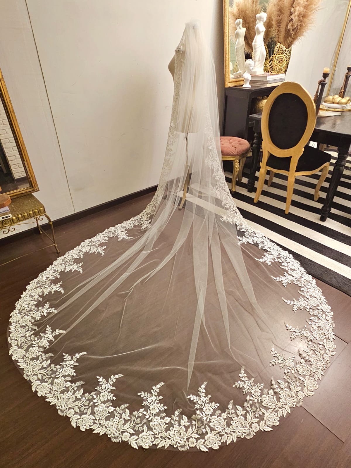 Anticipo Mantilla con Encaje XXL | Corte Tradicional | Longitud Catedral $6,980 mxn