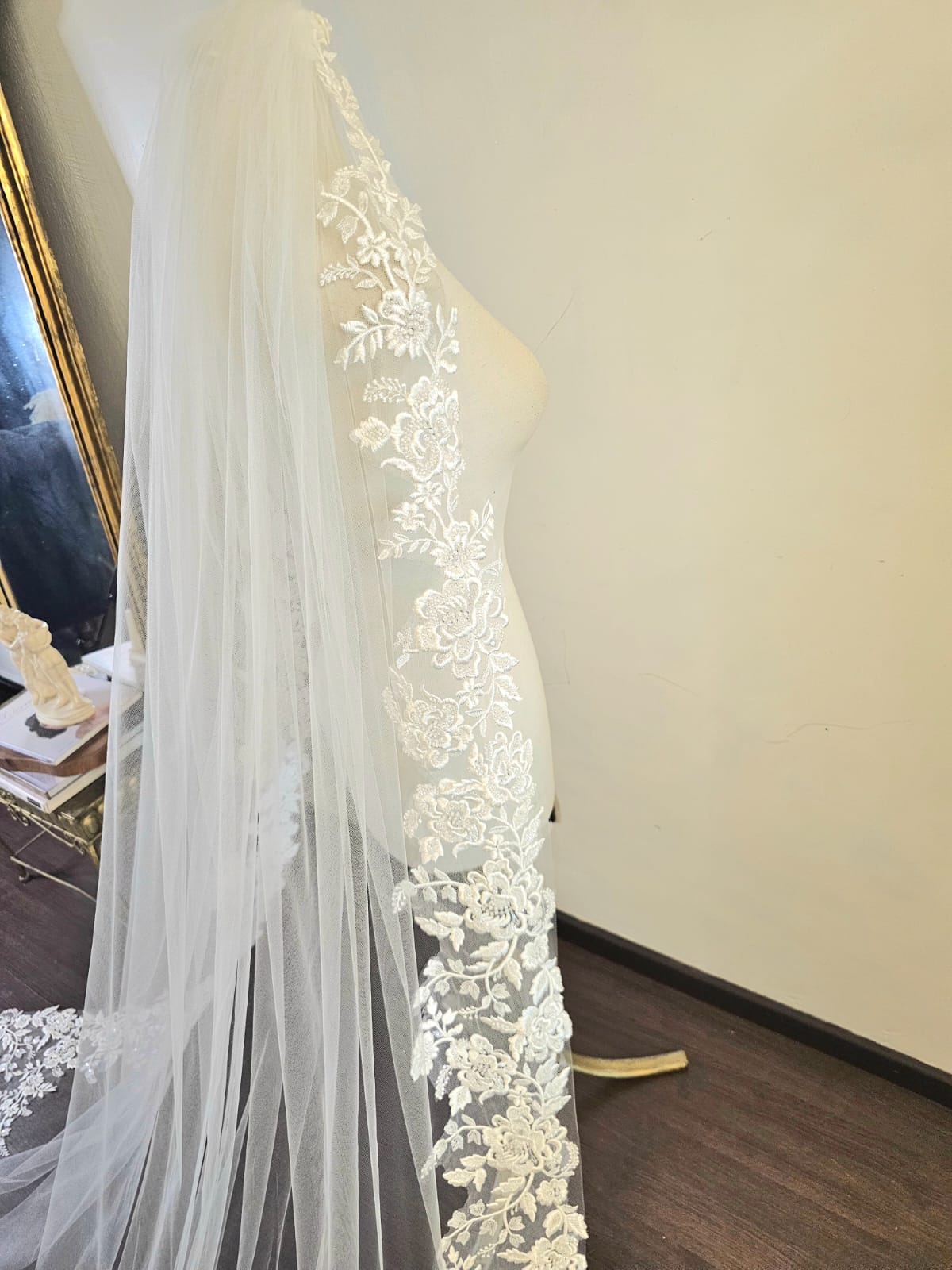 Anticipo Mantilla con Encaje XXL | Corte Tradicional | Longitud Catedral $6,980 mxn