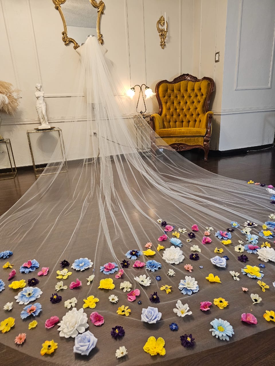 Anticipo Velo de tul decorado con flores | Corte tradicional | Longitud Catedral $3,280 MXN