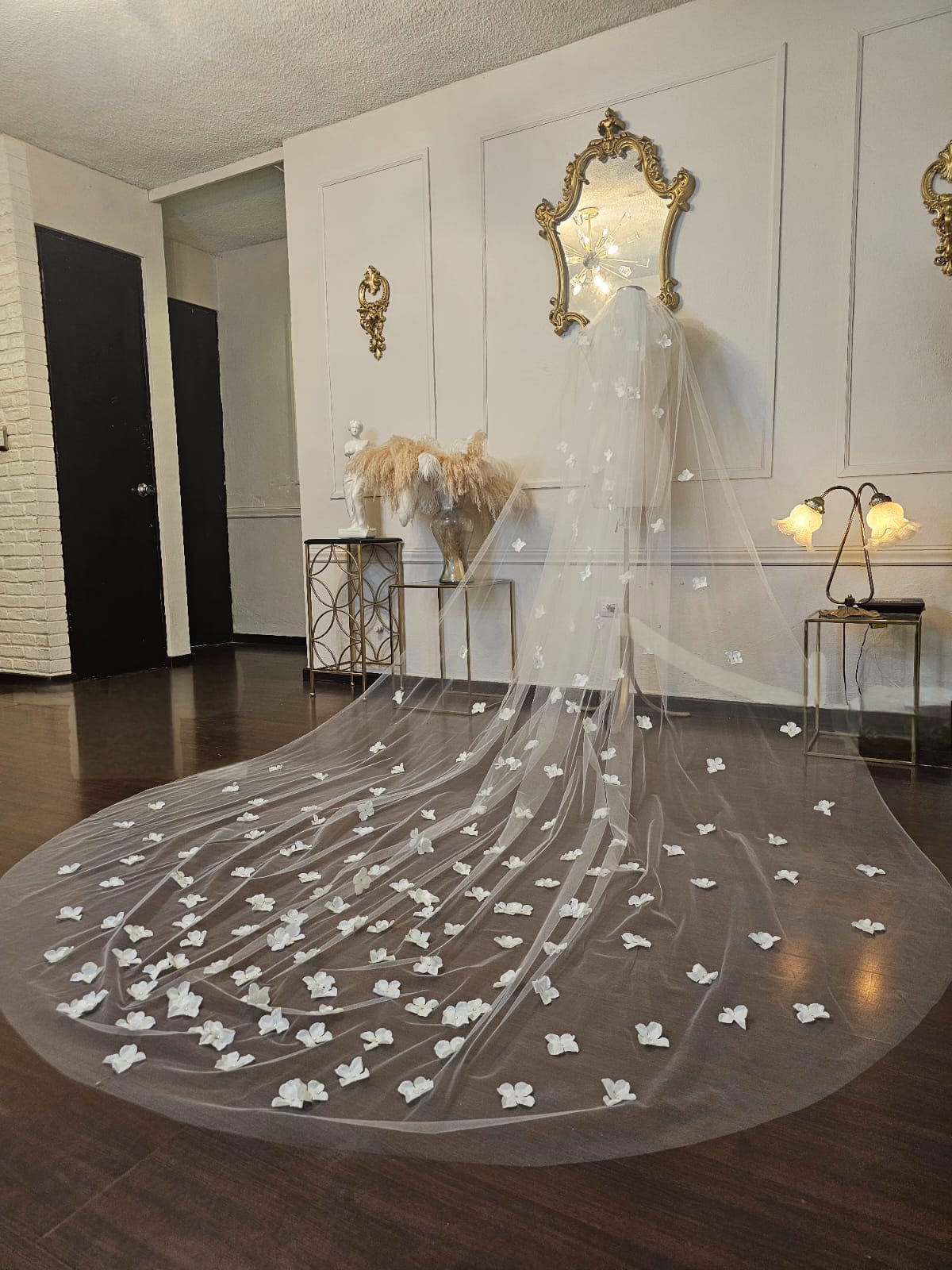Anticipo Velo de Novia con flores blancas y cristales | Corte tradicional | Longitud Catedral $2,980 mxn