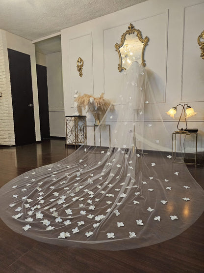 Anticipo Velo de Novia con flores blancas y cristales | Corte tradicional | Longitud Catedral $2,980 mxn