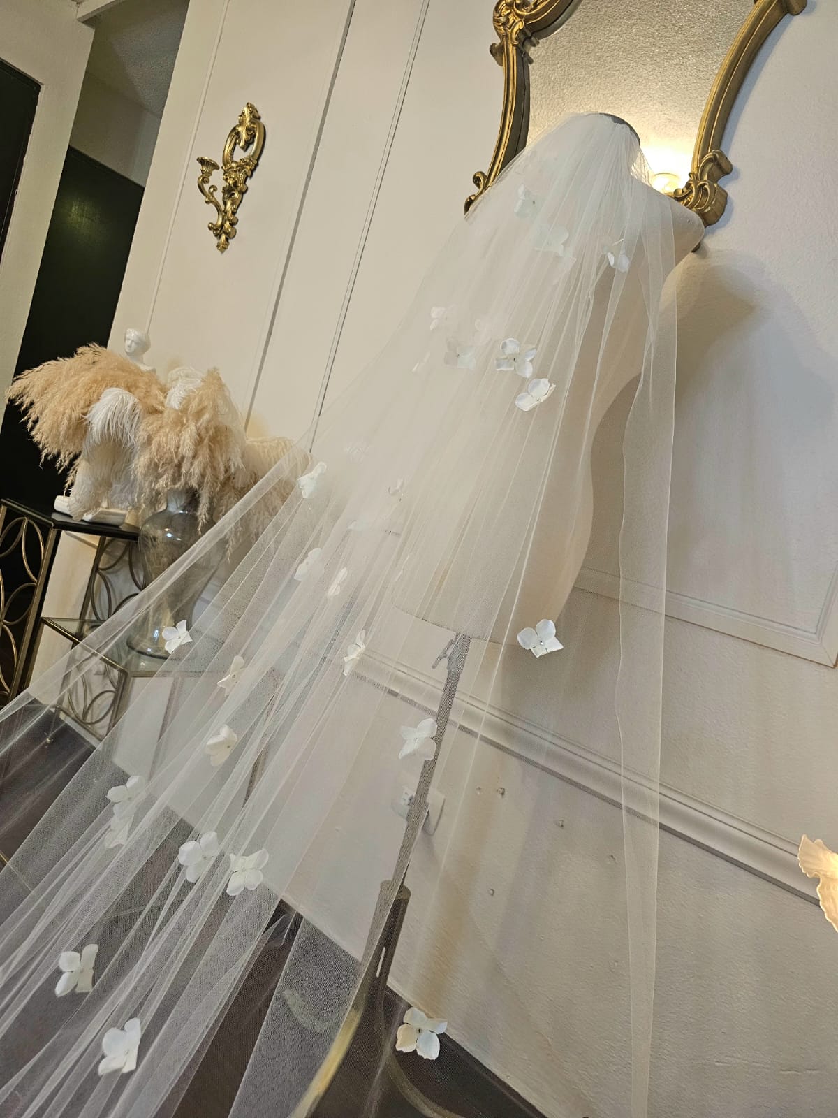 Anticipo Velo de Novia con flores blancas y cristales | Corte tradicional | Longitud Catedral $2,980 mxn