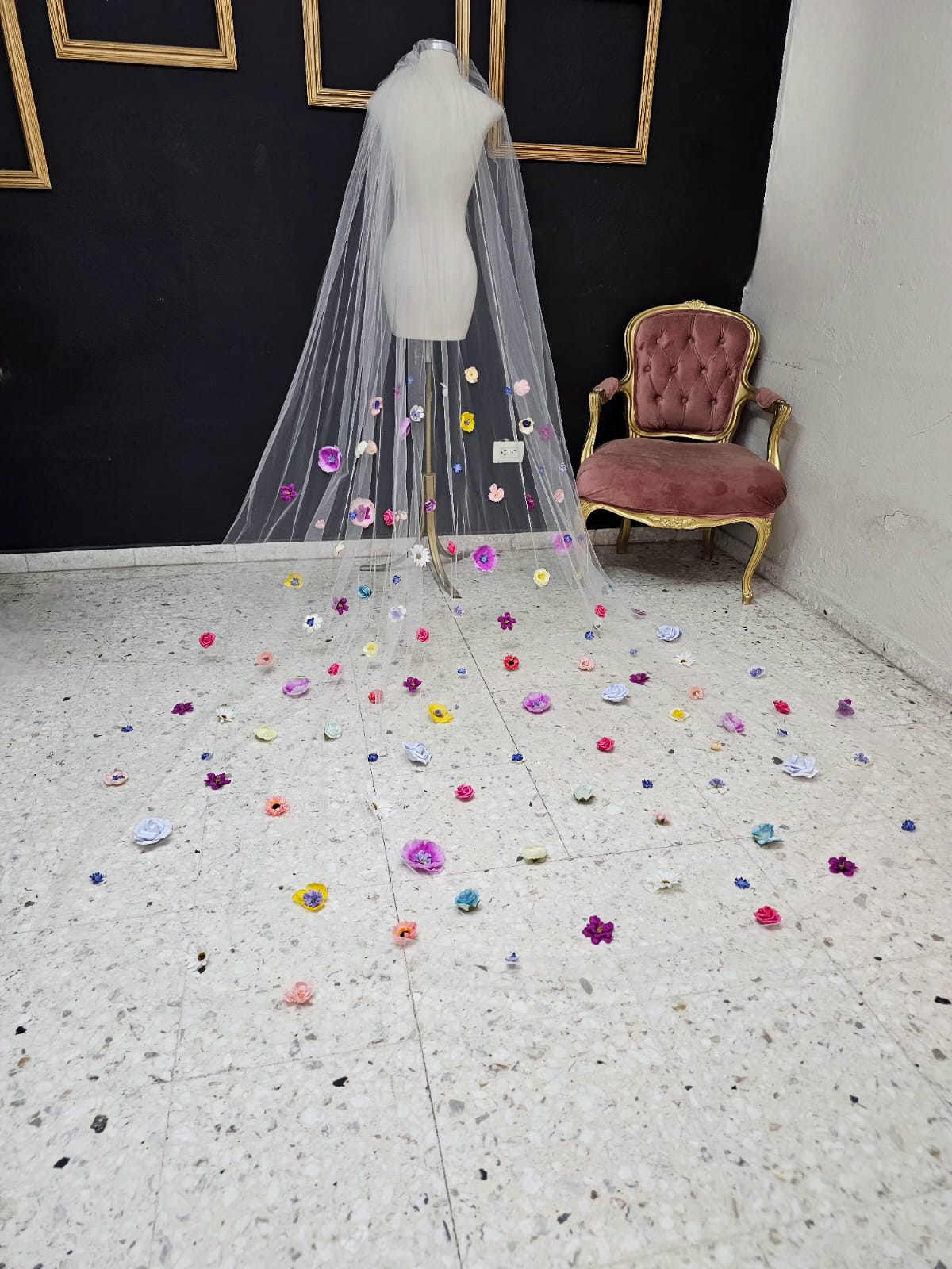 Anticipo Velo de Novia decorado con flores | Corte tradicional | Longitud catedral $2,980 mxn
