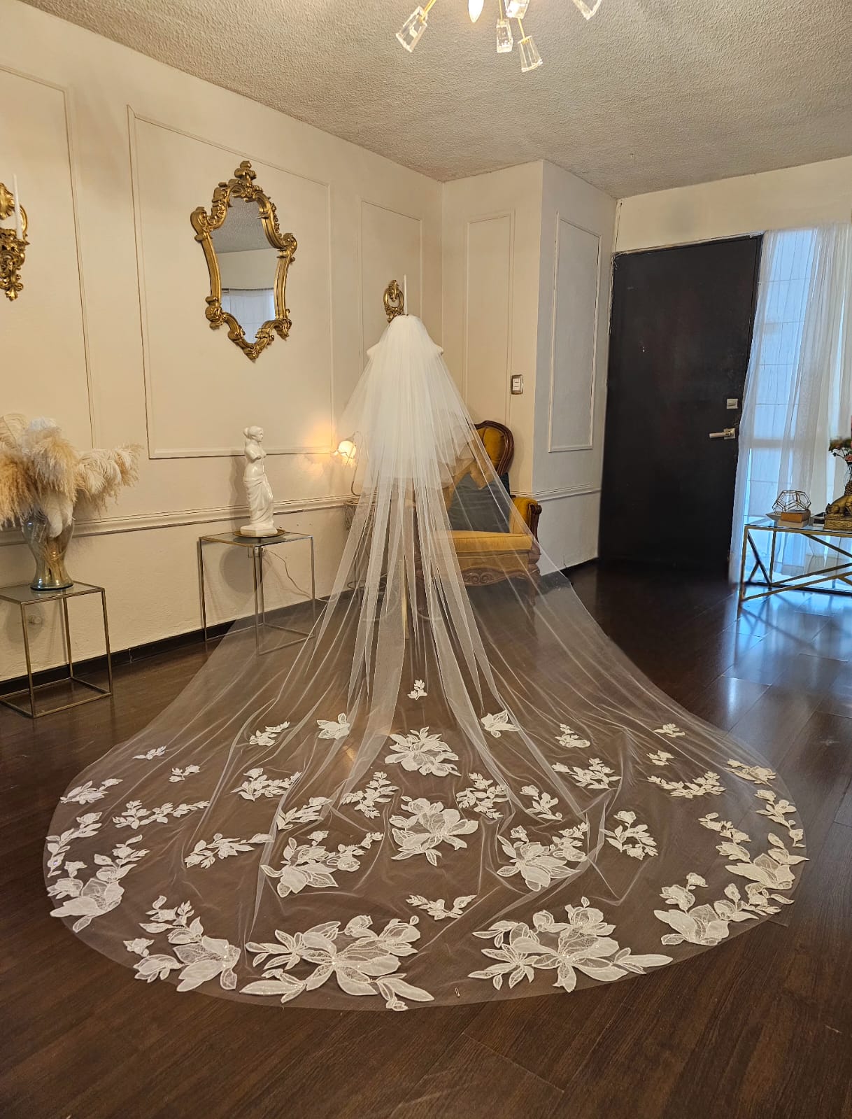 Anticipo Velo de Novia Amantillado con aplicaciones | Corte Cascada | Longitud Catedral $5,180 mxn