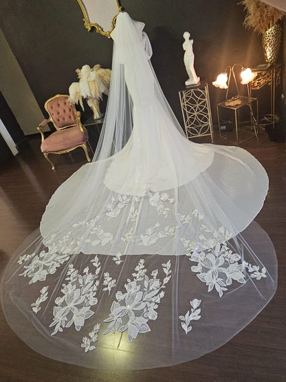 Anticipo Velo de Novia Amantillado con aplicaciones | Corte Tradicional | Longitud Catedral $4,890 mxn