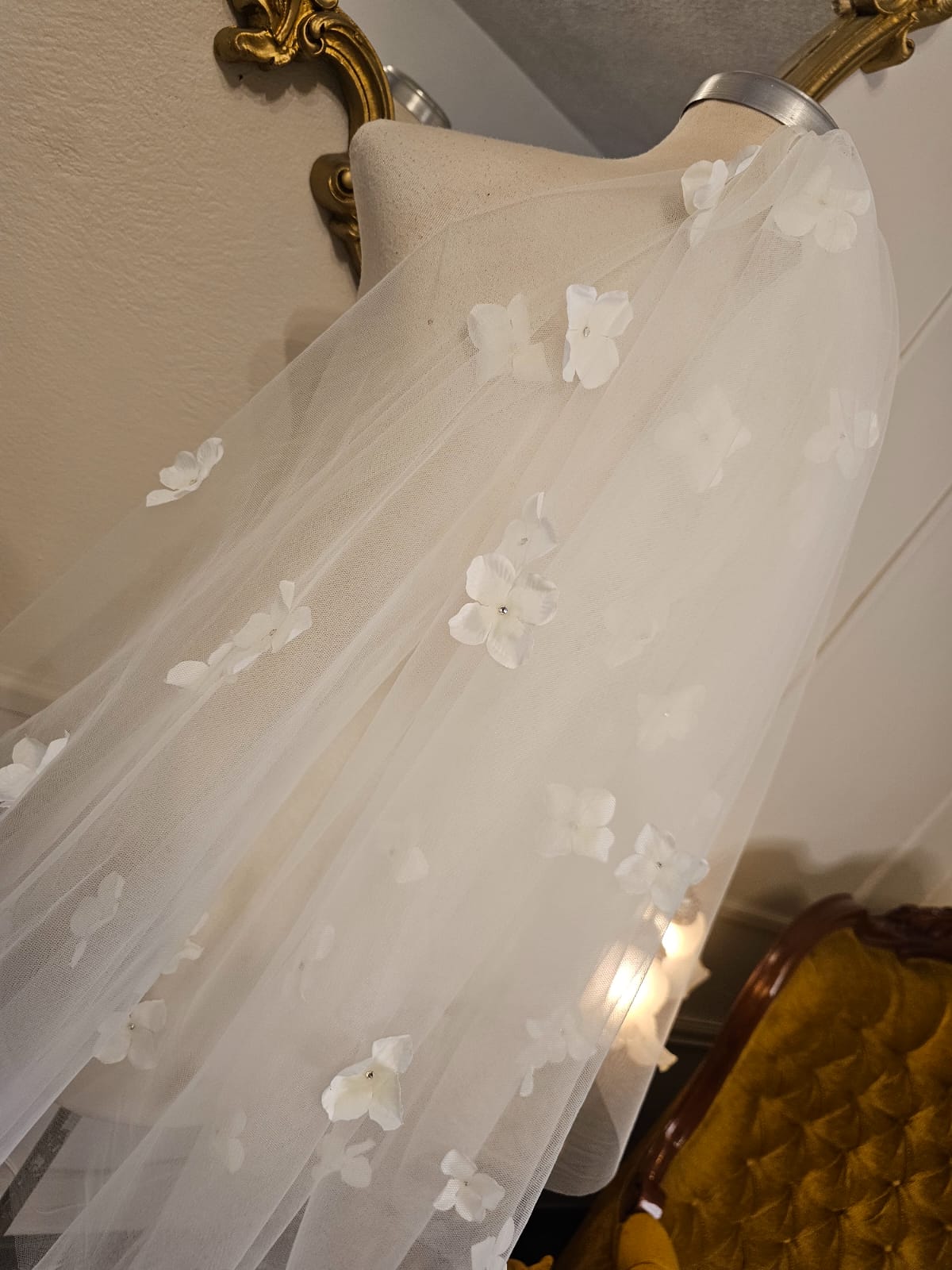 Anticipo Velo de Novia con flores blancas y cristales | Corte Cascada | Longitud 120+80 cm $2,180 mxn