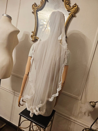 Anticipo Mantilla con encaje S | Corte Tradicional | Longitud 90 centímetros $1,580 mxn