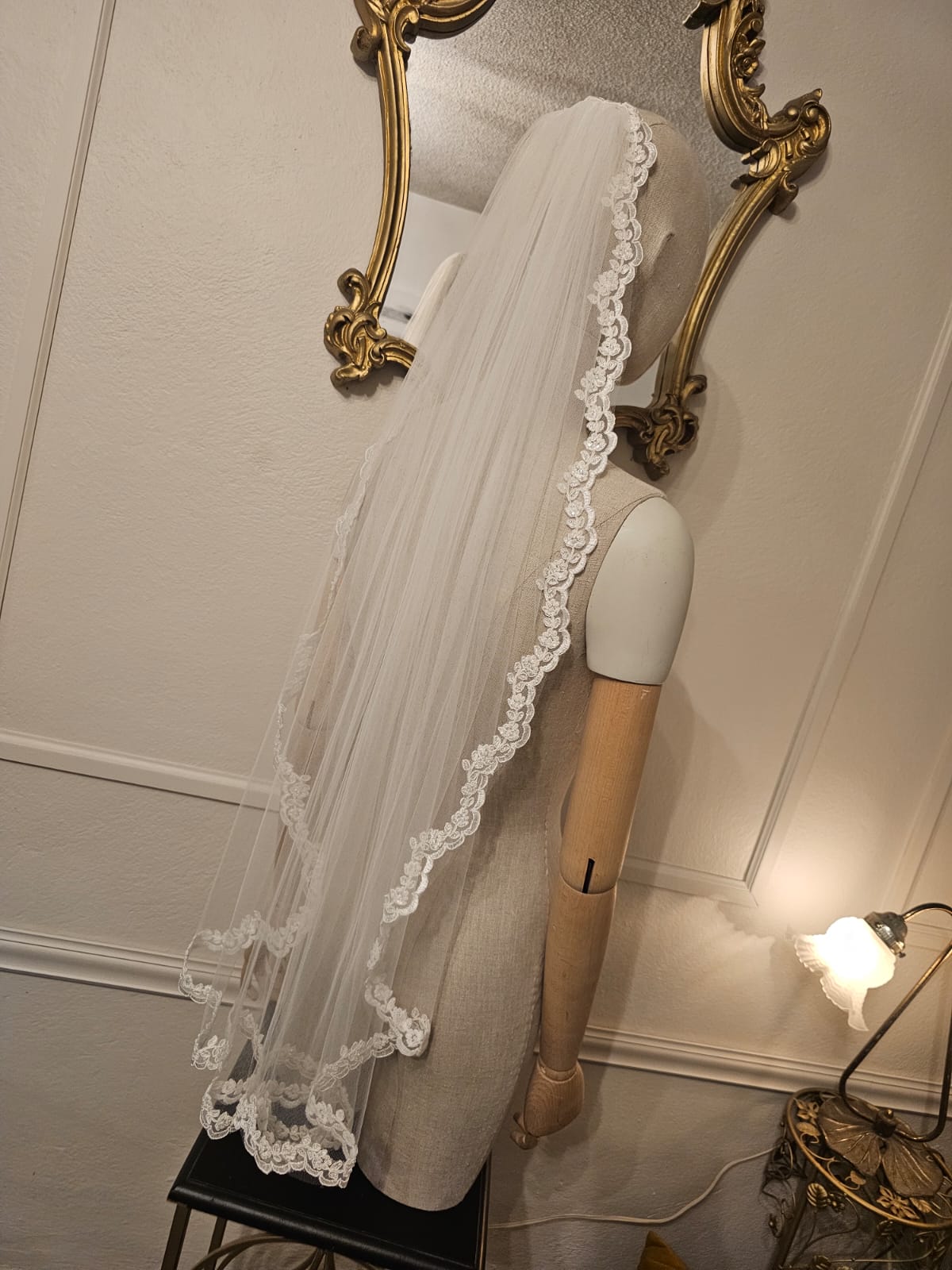 Anticipo Mantilla con encaje S | Corte Tradicional | Longitud 90 centímetros $1,580 mxn