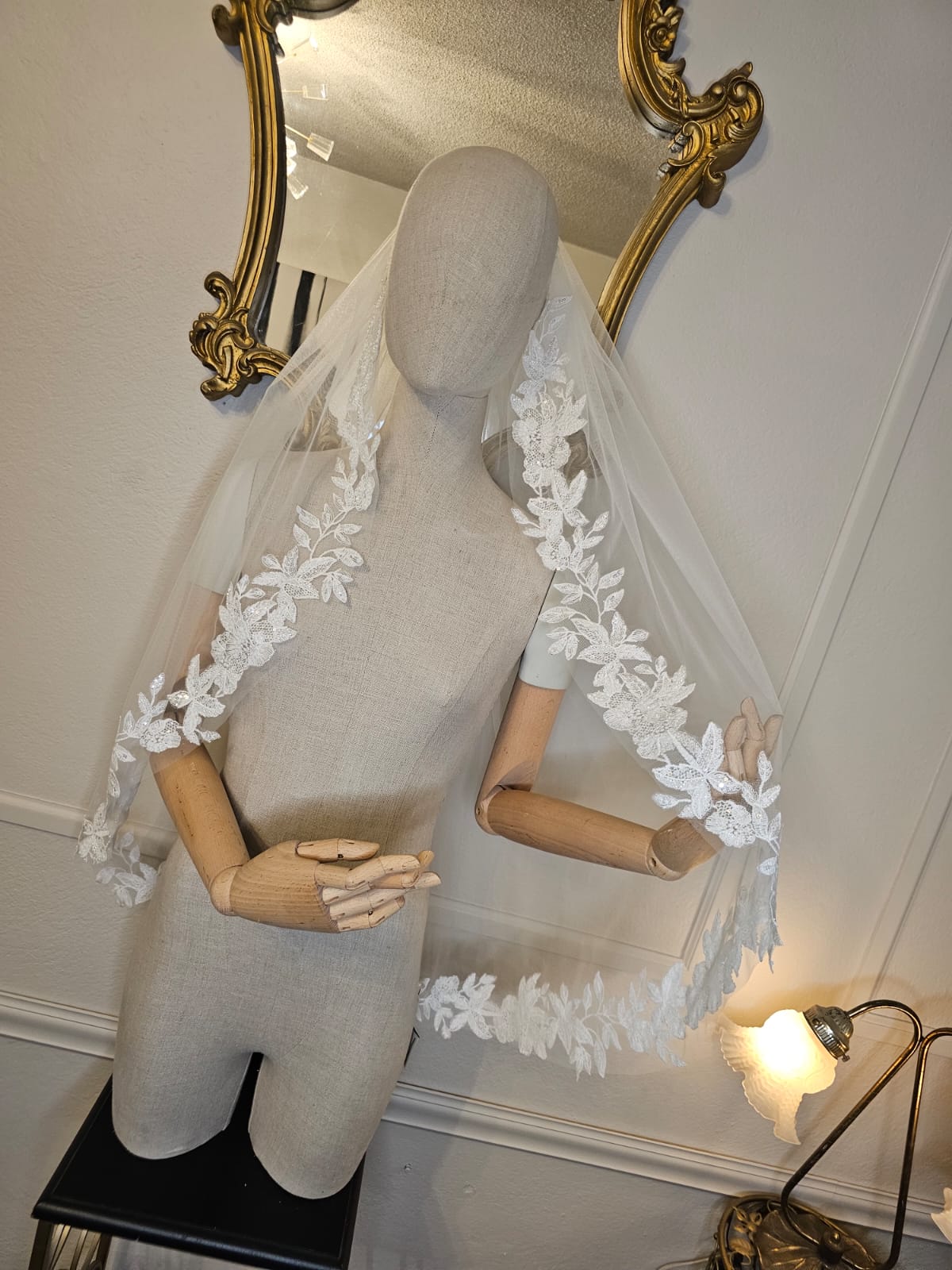 Anticipo Mantilla con encaje M | Corte Tradicional | Longitud .90 metros $1,780 mxn
