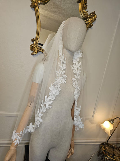 Anticipo Mantilla con encaje M | Corte Tradicional | Longitud .90 metros $1,780 mxn